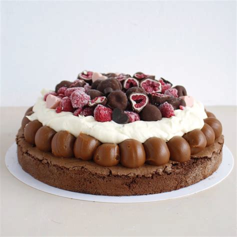 slika jagodne brownie torta