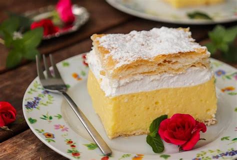 slika jagodne kremšnite