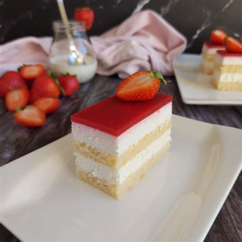 slika jagodne rolade z grškim jogurtom