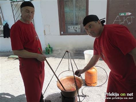 Zgodovinska ilustracija pastirjev, ki pripravljajo golaž v kotličku na odprtem ognju.