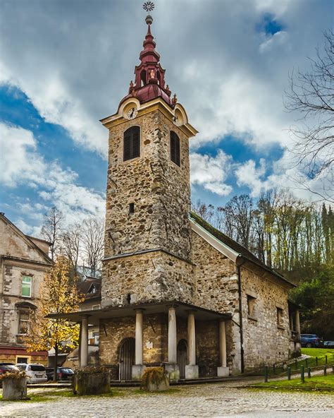 Zunanjost Cerkev sv. Jerneja v Šiški, ki poudarja Plečnikove detajle