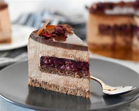 Veganska čokoladna torta z višnjami in pomarančnim priokusom
