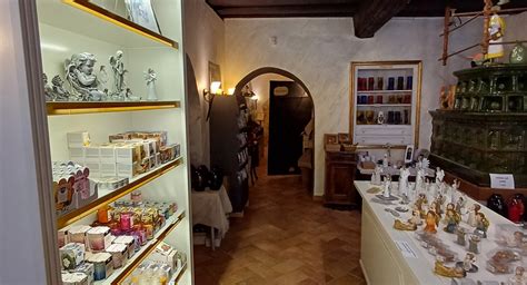 Notranjost butične pekarne s poudarkom na ročno izdelanih izdelkih in prijetnem ambientu.