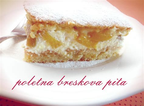Obrnjena breskova pita z mascarponejem, prerezana in postrežena