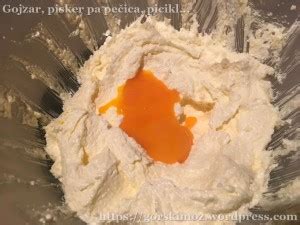 fotografija oblikovanih kroglic testa na pekaču