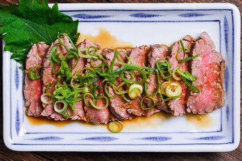 Infographics showing the main ingredients for tataki beef steak: beef fillet, egg yolk, capers, anchovies, gherkins, mustard, onion, garlic, spices (paprika, pepper, salt).