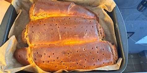 peka beljakovega biskvita v pekaču