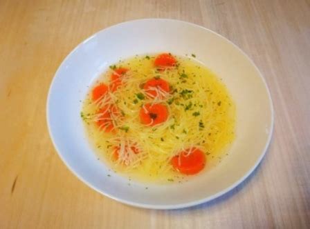 Opis: Lonec z govejo juho, ki se počasi kuha.