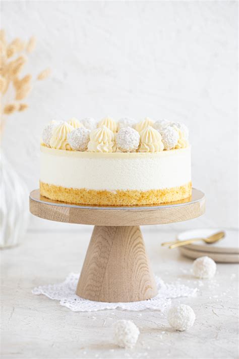 Fotografija torte okrašene z belim ganachem