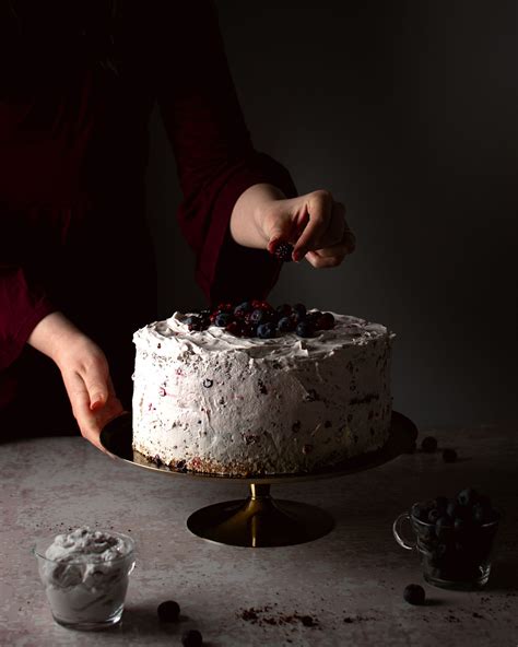 sestavljanje plasti torte z nadevom