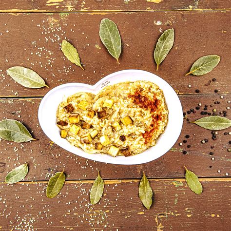 Prikaz prosene kaše, hrušk in cimeta, ki so glavne sestavine jedi.