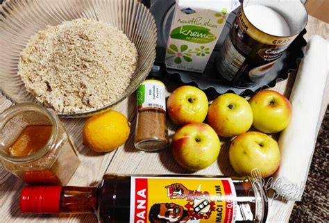 Sestavine za brezglutensko jabolčno pito: orehi, kokosova moka, jabolka, cimet