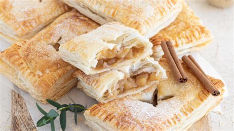 Priprava lahke jabolčne pite z dušenimi jabolki in biskvitnim testom