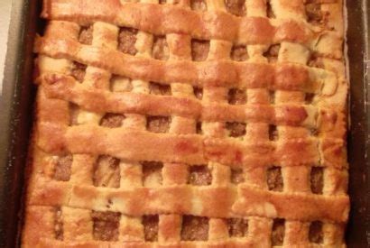 Pekač s polnozrnato jabolčno pito, pripravljeno za peko