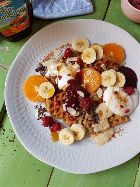fotografija brezglutenskih ovsenih vafljev s sadjem in jogurtom