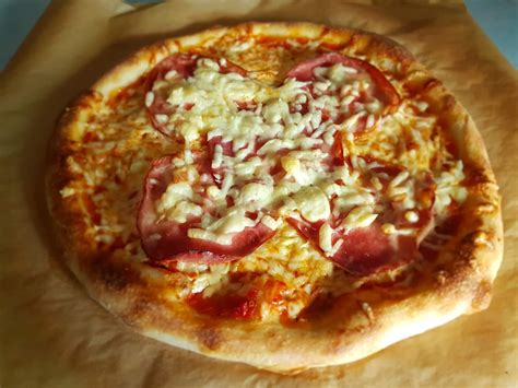 Fotografija: Pizza z drožmi z lepo zapečenim robom in zračno skorjo