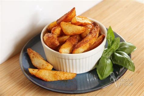 Diagram, ki prikazuje različne začimbe in dodatke za pečen krompir.