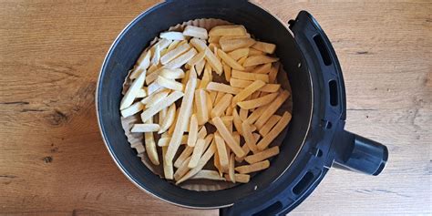 Fotografija hrustljavega, zlato obarvanega krompirčka iz cvrtnika na vroč zrak.