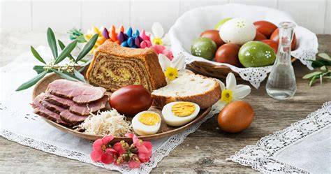 Velikonočna miza s tradicionalnimi jedmi, kot so potica, šunka, hren in pirhi