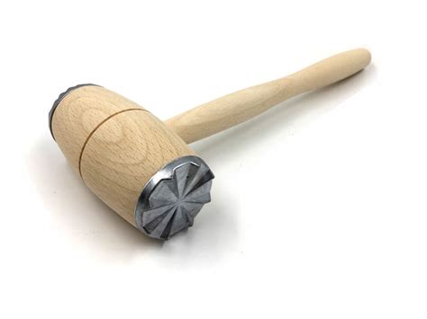 kuhinjsko kladivo za meso, ki ga uporabljamo za mehčanje trših kosov mesa