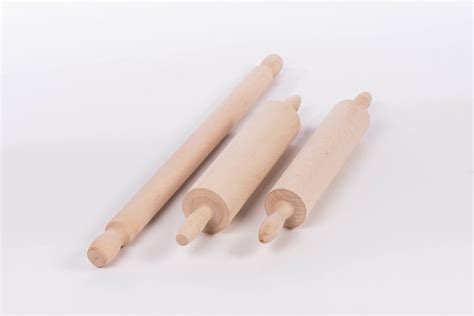 Zbirka različnih valjarjev za testo (plastični, leseni, kovinski) in valjčkov