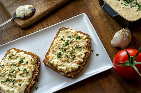 različni domači namazi v posodicah