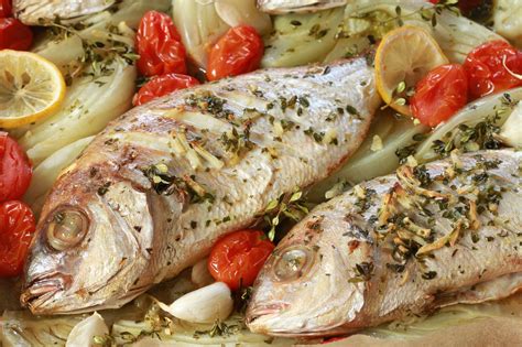 različne priloge k namazom: kruh, zelenjava, krekerji