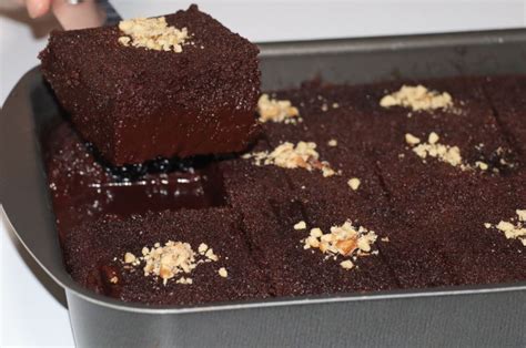 Pripravljen turški mokri kolač, narezan na kocke, z bogatim čokoladnim prelivom