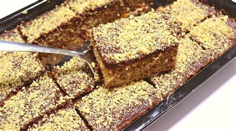 Bližnji posnetek narezane kocke turškega mokrega kolača, ki razkriva njegovo sočno notranjost