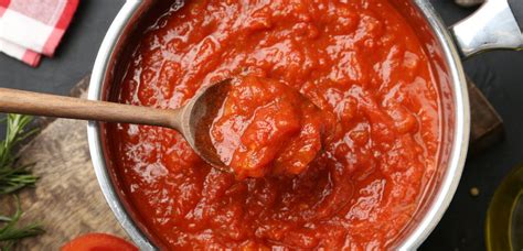 Fotografija kuhanja rdeče paradižnikove marmelade v loncu