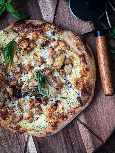 Thematična fotografija: Pizza Bianca z bogato oblogo sirov in zelišč
