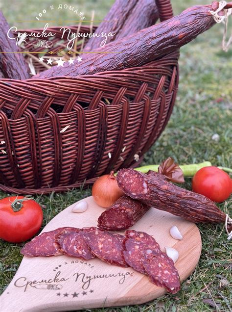 Fotografija procesa sušenja salam v tradicionalni kleti