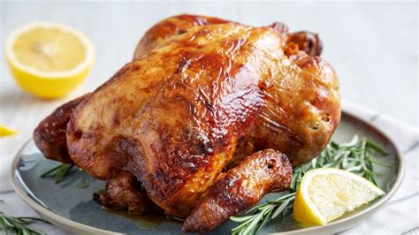 Fotografija celotnega piščanca, pripravljenega za peko