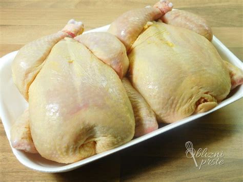 Prikaz postopka polnjenja piščanca s kruhovim nadevom