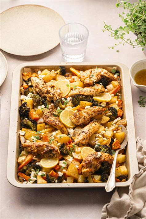 Pečen piščanec v pekaču, pripravljen za serviranje