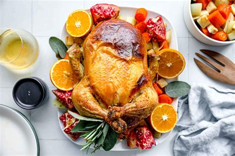 Razkosan piščanec v pekaču s kruhom in testom