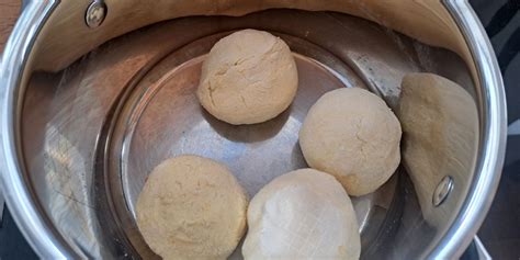 Krogle kruhovih cmokov, pripravljenih za kuhanje