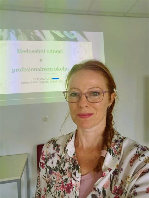 Fotografija: Novinar, ki dela intervju z znano osebnostjo v profesionalnem okolju