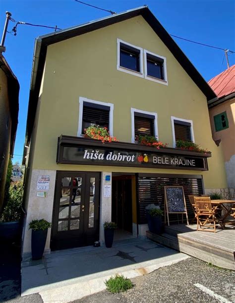 fotografija sveže pečenih bavarskih prest z grobo soljo