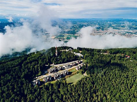 Tematska fotografija Gostišča Trojane s polnim parkiriščem avtobusov in avtomobilov