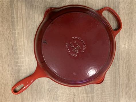 kolekcija pisanih litoželeznih ponev Le Creuset na kuhinjski površini