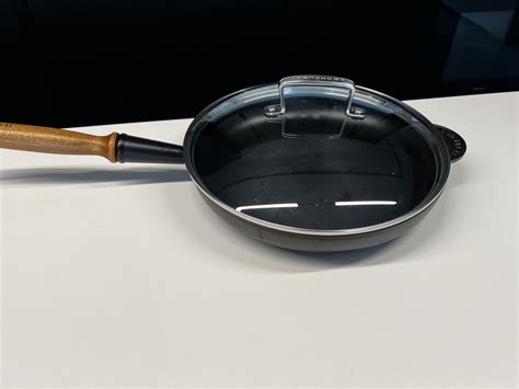 prikaz emajlirane notranjosti ponve Le Creuset, primerna za peko palačink