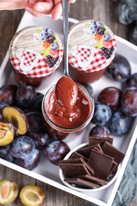 priprava čokoladnih kroglic s temno čokolado in slivami