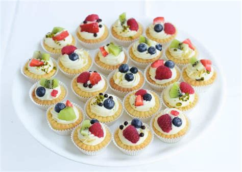 sadne košarice z vanilijevo kremo in svežim sadjem