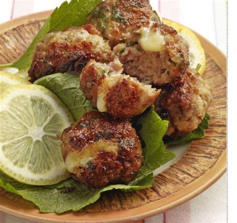 ocvrt rižev kroglice s sirom in klobaso