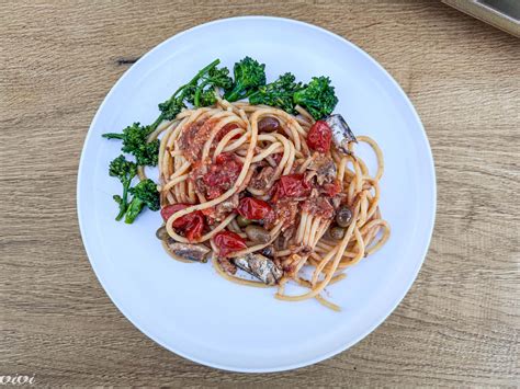 Tematska fotografija mediteranske pirine pice s sardinami in olivami