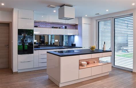 Kolekcija fotografij zadovoljnih strank z njihovimi novimi kuhinjskimi pripomočki