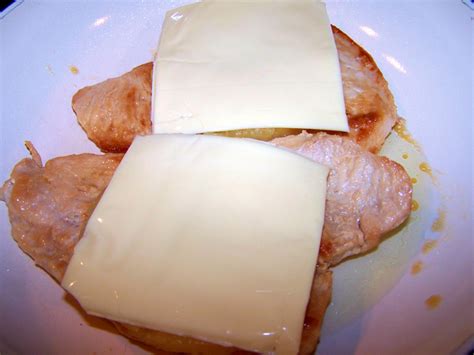 Puranji zrezki s sirom in smetano v pekaču