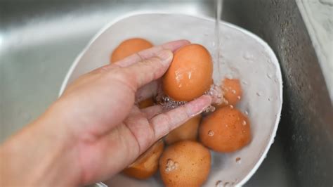 Tematska fotografija surovih jajc in nevarnosti salmonele