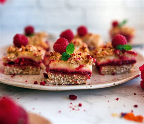 Fotografija sestavin za ovsene rezine z jagodno sredico